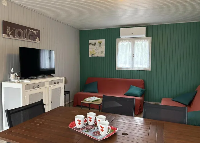 Champetre Avec Piscine Couverte En Auvergne - Fr-1-489-590 *